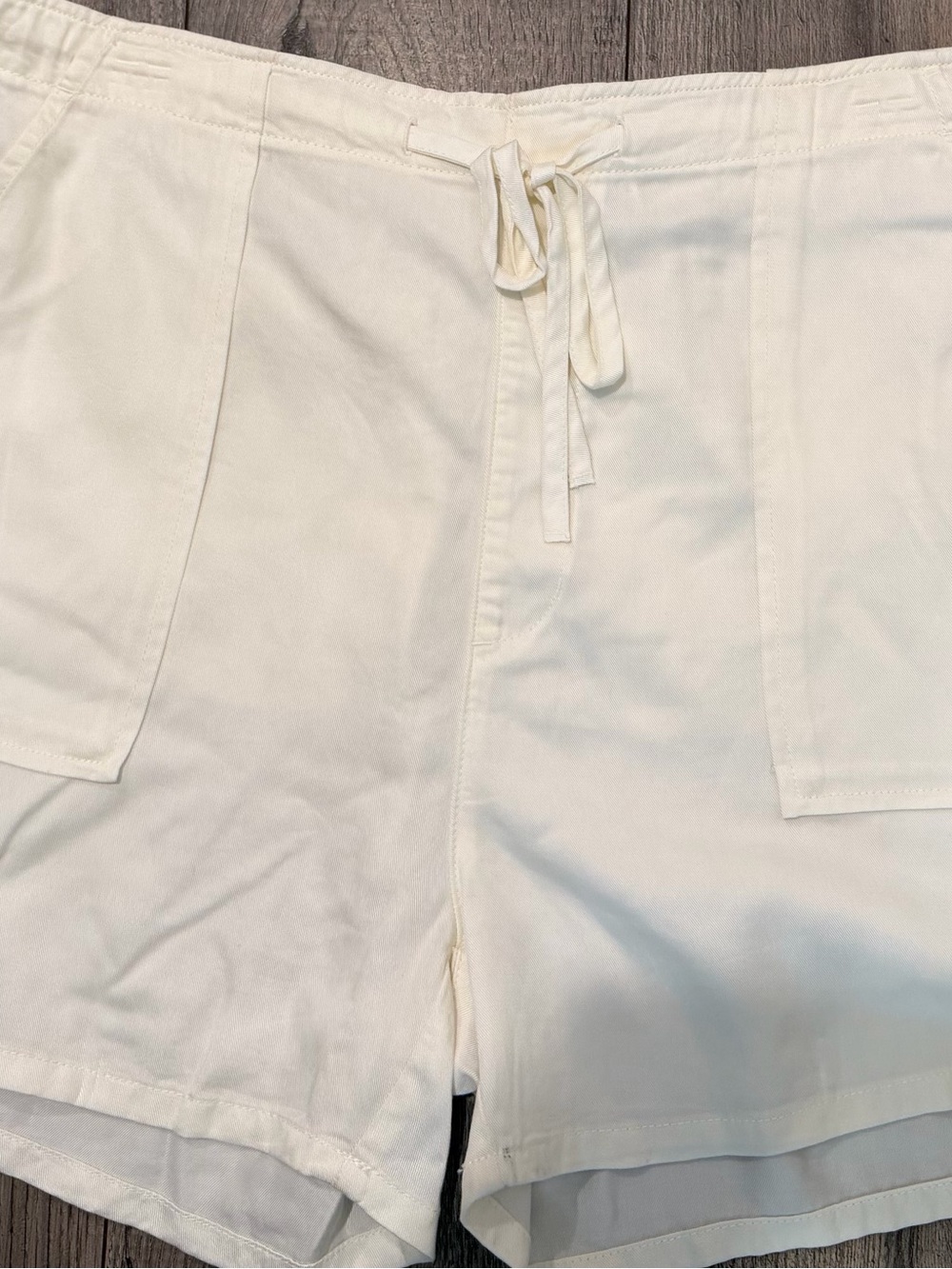 Time and Tru Cream Drawstring Pocket Athletic Shorts with Front Pockets